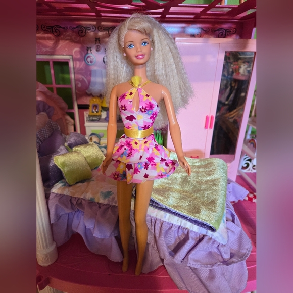 1997 Twirlin' Makeup Barbie - Picture 3 of 5